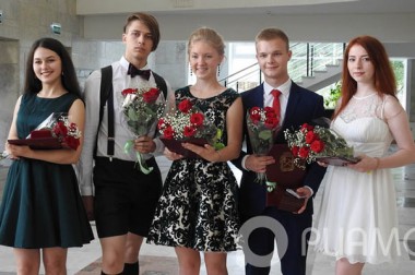 Отличникам вручили медали во время выпускного бала в Подольске