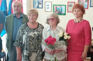 В Дубровицах торжественно поздравили заслуженного жителя А.Г. Колосову с 90-летием
