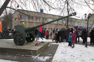 На территории климовской гимназии им. Подольских курсантов 4 ноября состоялось открытие мемориальной артиллерийской пушки