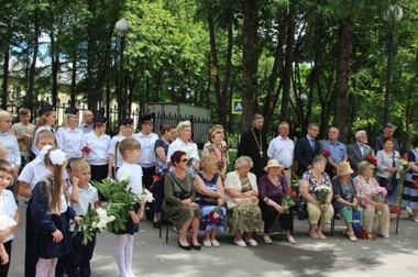 Полицейские Подольска возложили цветы к бюсту Героя РФ Александра Монетова