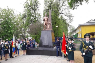 В поселке Быково 9 мая торжественно открыли памятник воинам-освободителям