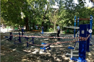 В округе начались работы по установке новых детских площадок