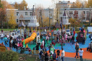 Еще две детские площадки по губернаторской программе открыли в поселке Быково и микрорайоне Львовский