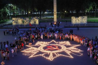 Свыше 11 тысяч свечей зажглись на площади Славы в Подольске