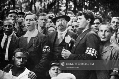 Луначарский и молодые рабочие в Остафьеве